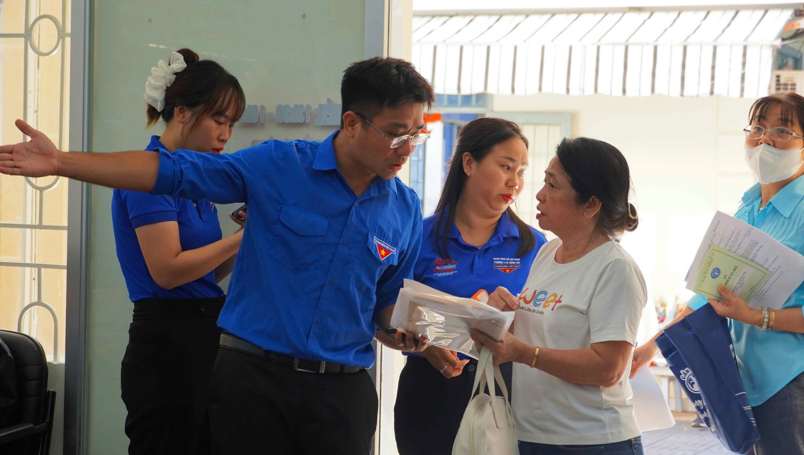 Những h&igrave;nh ảnh tại nhiều phường mới ở TP HCM trong ng&agrave;y đầu ti&ecirc;n l&agrave;m việc- Ảnh 20.