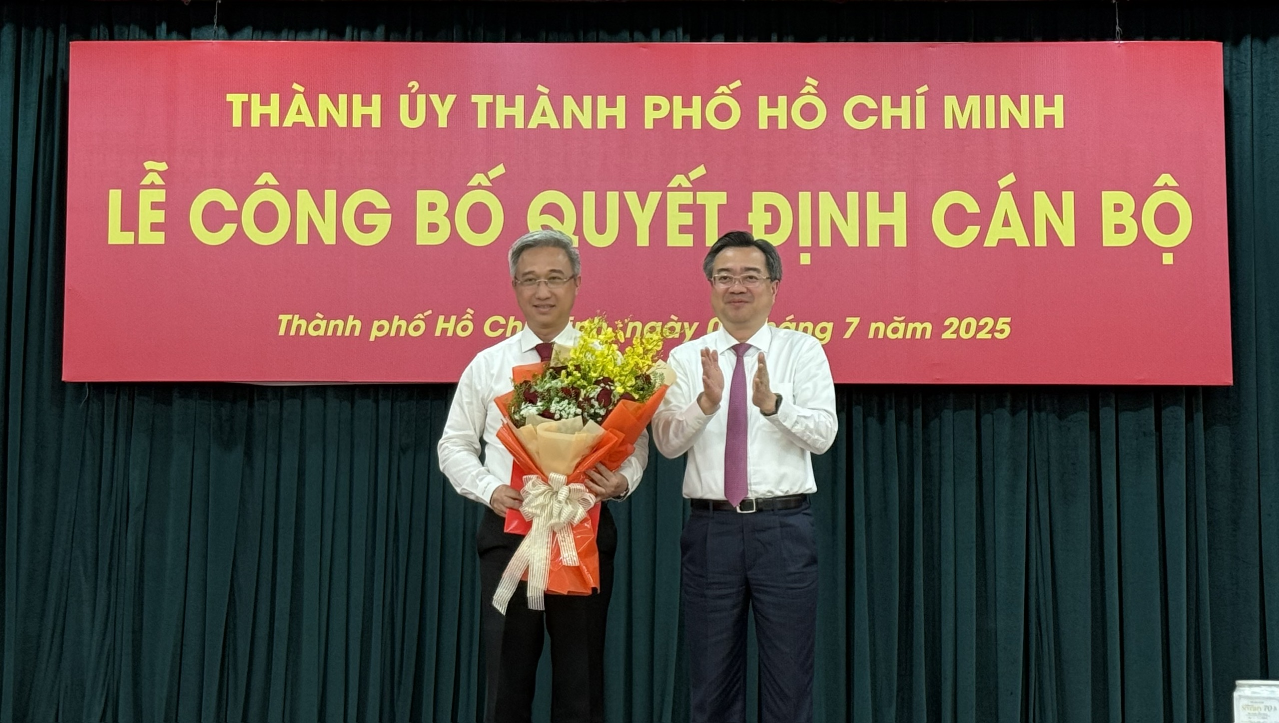 Thành ủy TP HCM mới công bố và trao nhiều quyết định cán bộ chủ chốt- Ảnh 1.