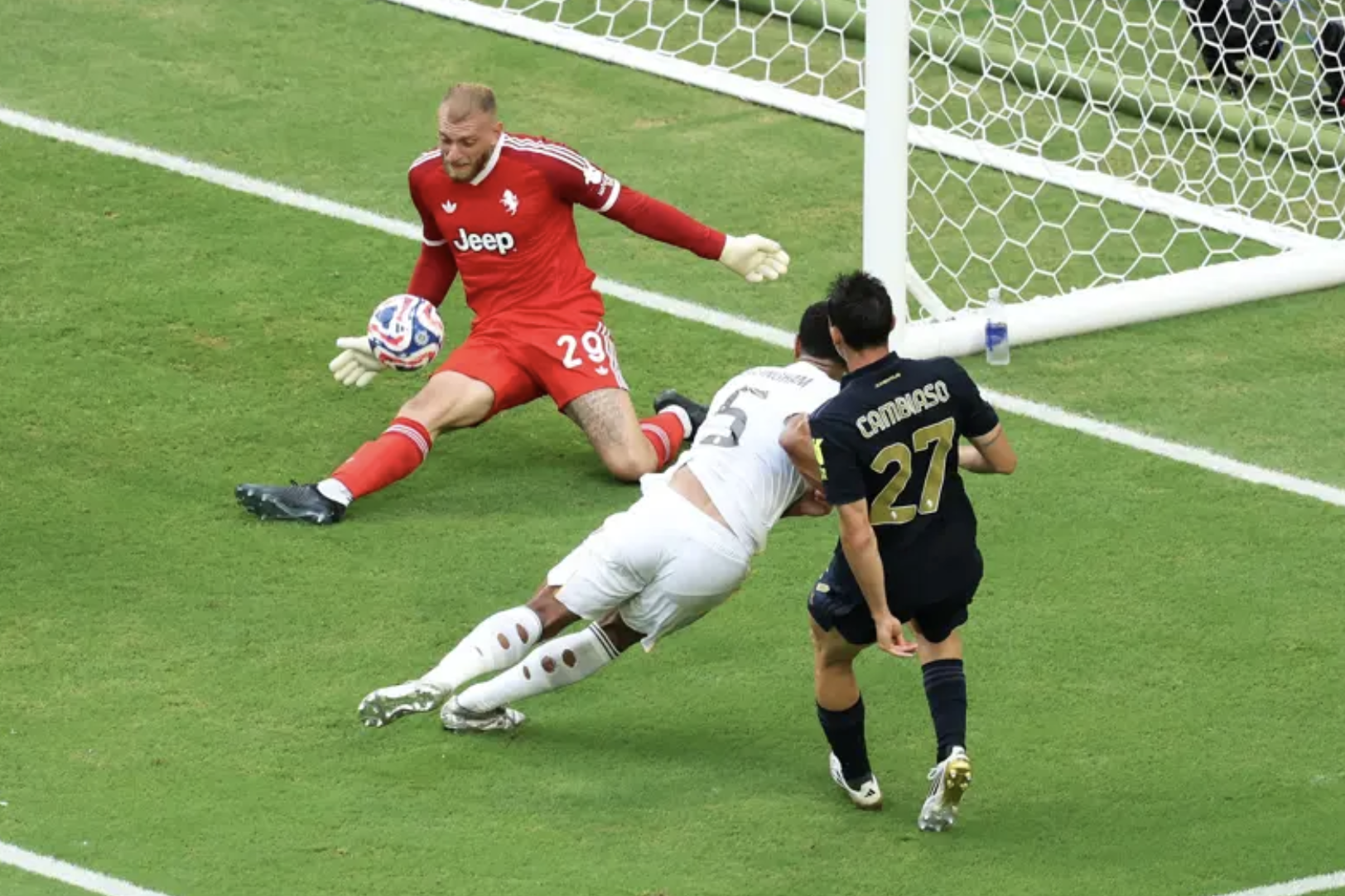 Thắng nhẹ nh&agrave;ng Juventus, Real Madrid gi&agrave;nh v&eacute; tứ kết FIFA Club World Cup- Ảnh 2.