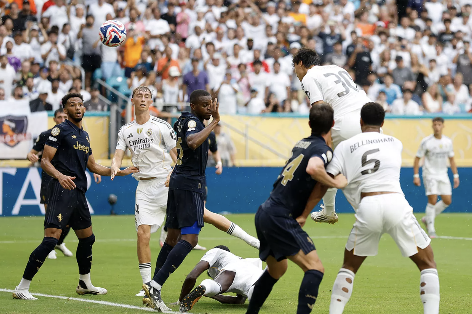 Thắng nhẹ nh&agrave;ng Juventus, Real Madrid gi&agrave;nh v&eacute; tứ kết FIFA Club World Cup- Ảnh 3.