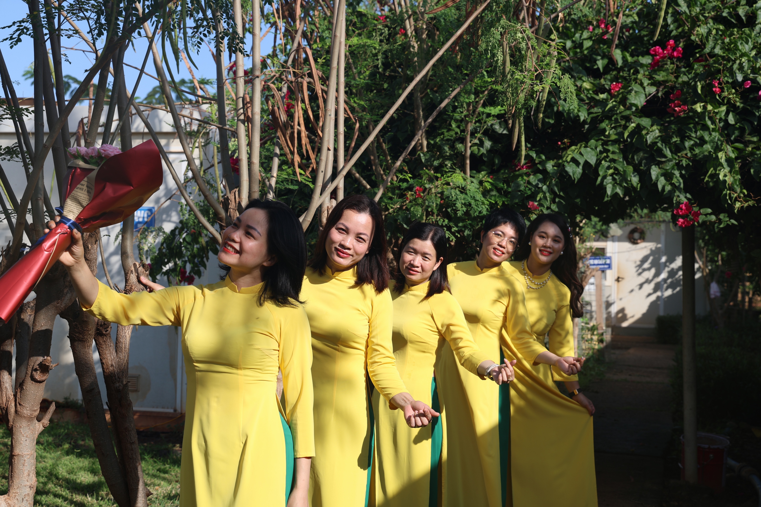 Tà áo dài Việt Nam trên mảnh đất Châu Phi - Ảnh 2.