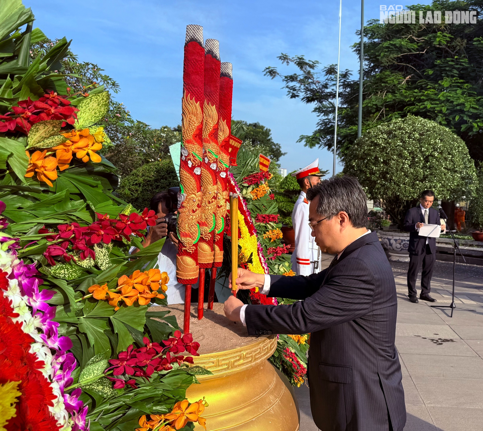 Lãnh đạo TP HCM dâng hương, dâng hoa tưởng niệm cố Tổng Bí thư Nguyễn Văn Linh- Ảnh 2.
