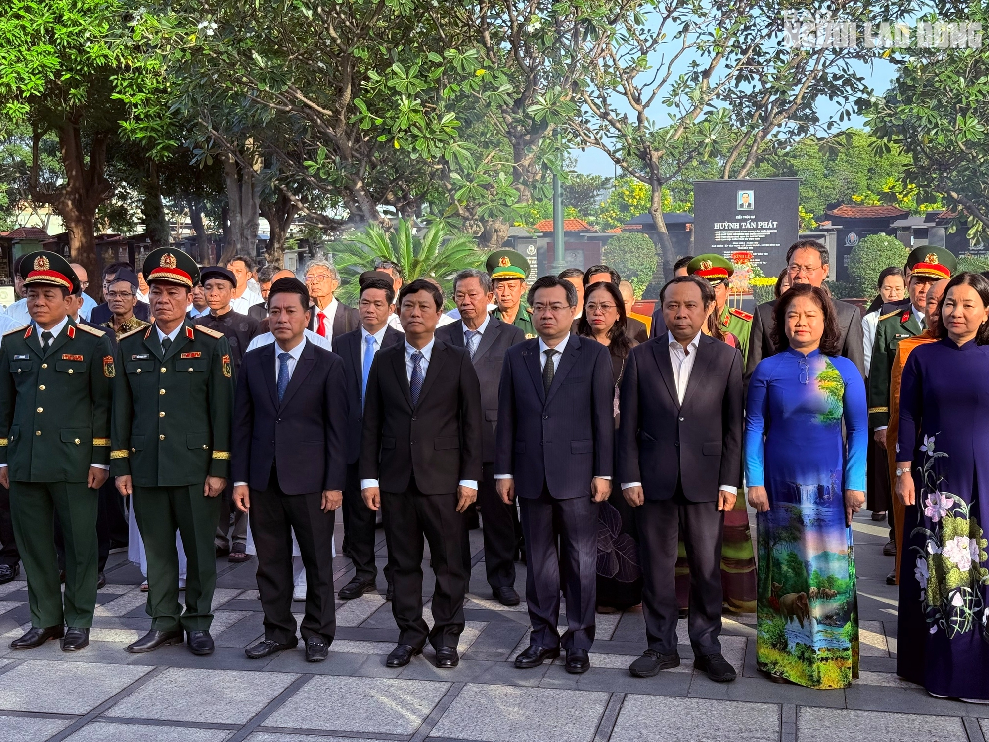 Lãnh đạo TP HCM dâng hương, dâng hoa tưởng niệm cố Tổng Bí thư Nguyễn Văn Linh- Ảnh 5.