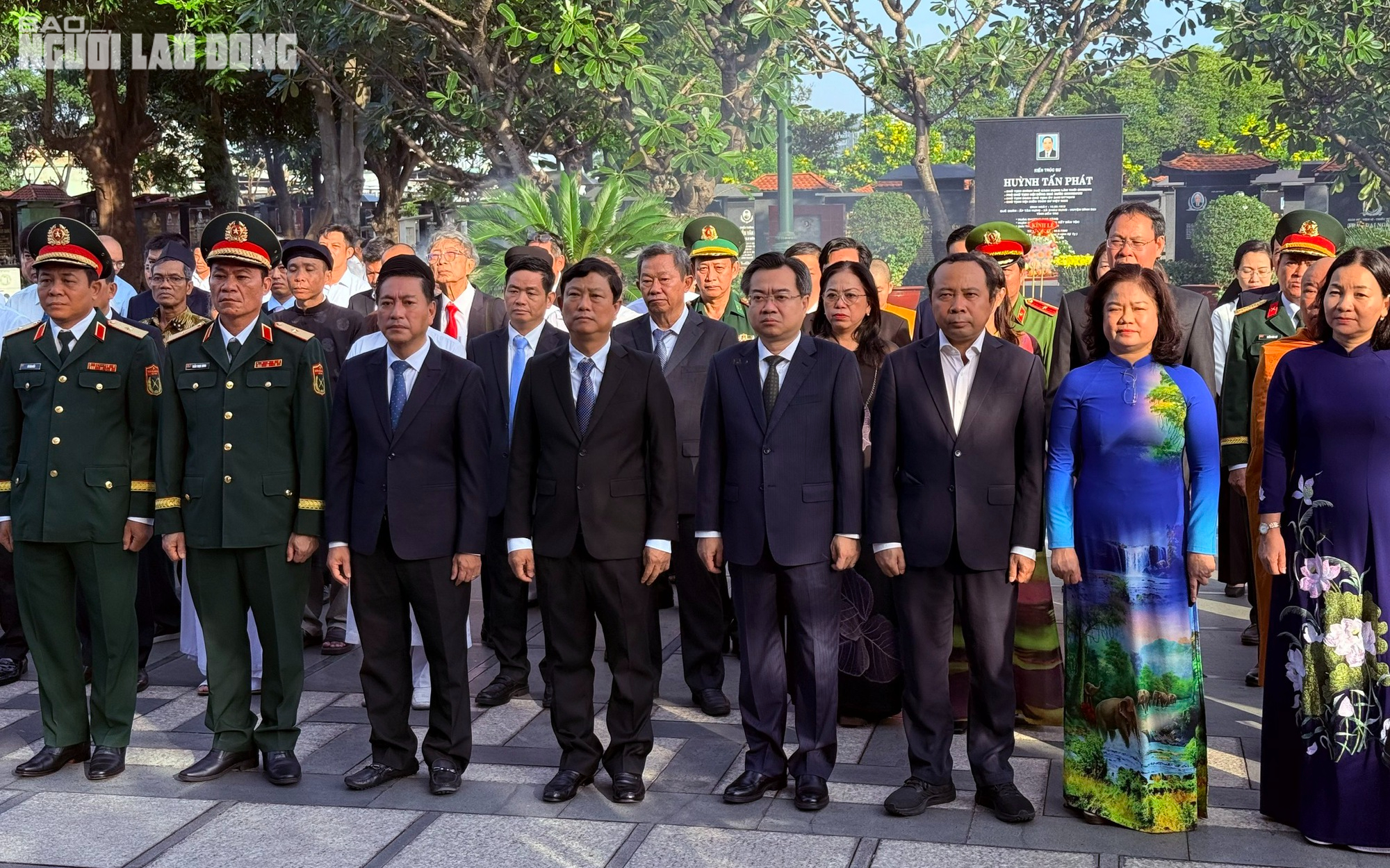 Lãnh đạo TP HCM dâng hương, dâng hoa tưởng niệm cố Tổng Bí thư Nguyễn Văn Linh
