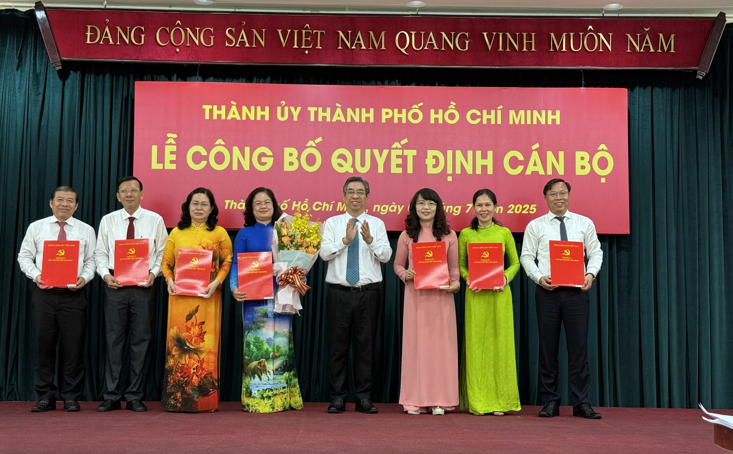 Thành ủy TP HCM mới công bố và trao nhiều quyết định cán bộ chủ chốt- Ảnh 4.