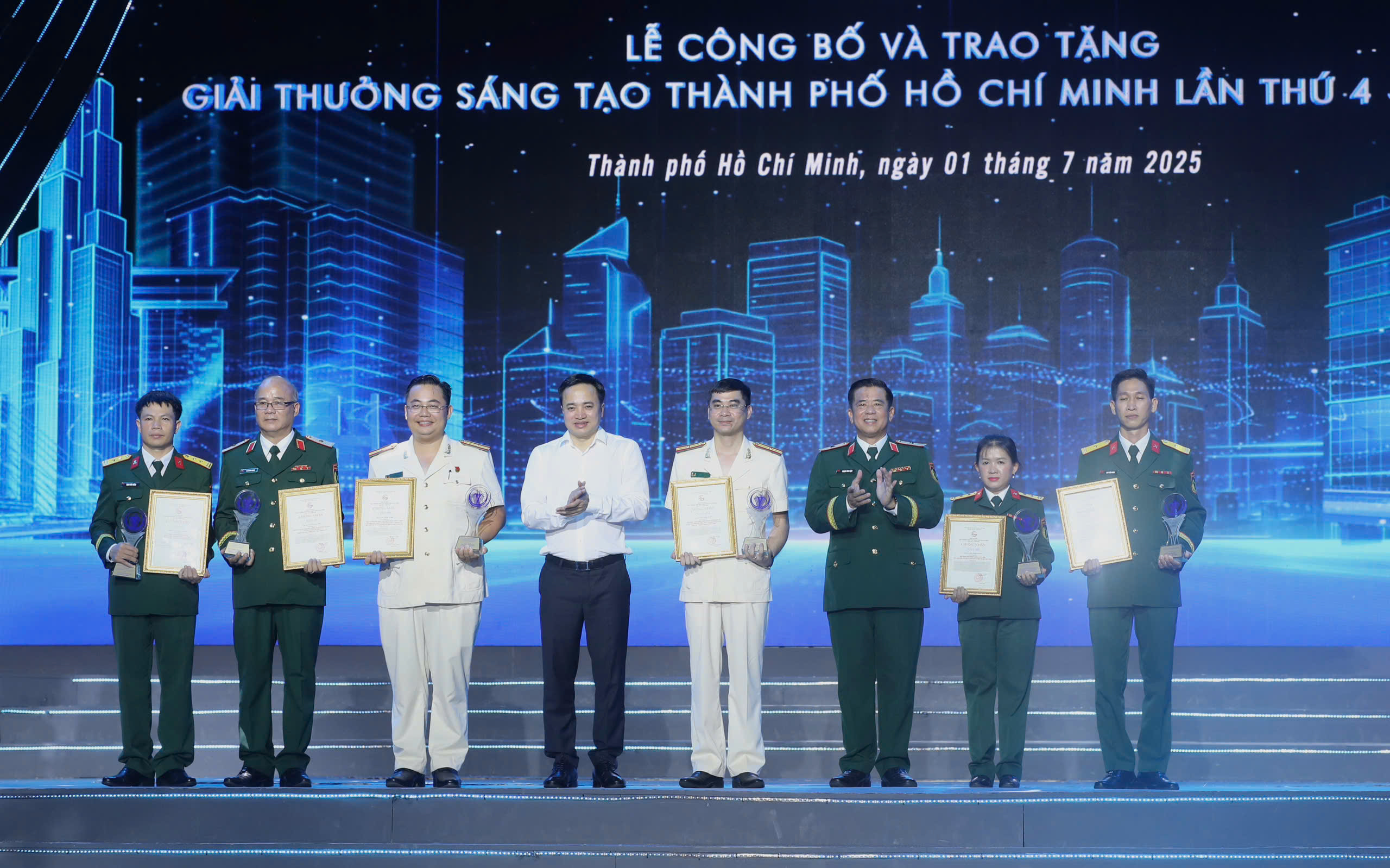 Chương trình "Tự hào cờ Tổ quốc" đoạt giải Nhì Giải thưởng Sáng tạo TP HCM năm 2025- Ảnh 3.