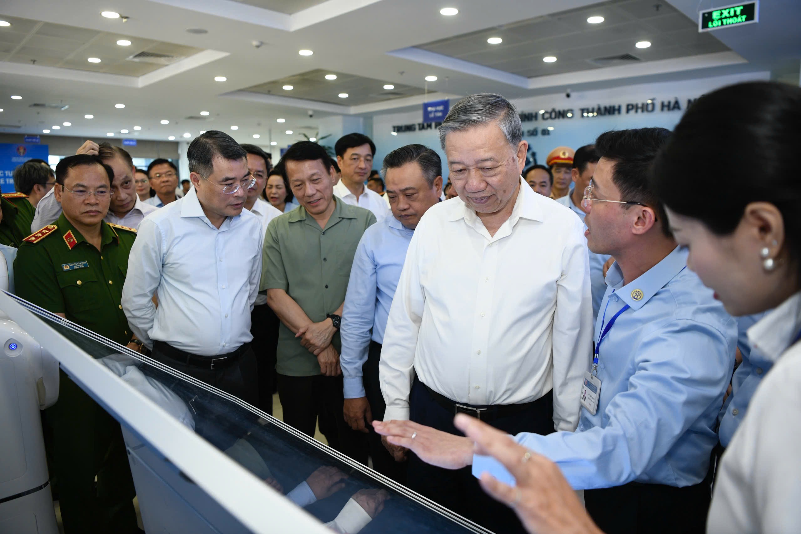 Hình ảnh Tổng Bí thư Tô Lâm kiểm tra hoạt động của chính quyền địa phương 2 cấp - Ảnh 4.