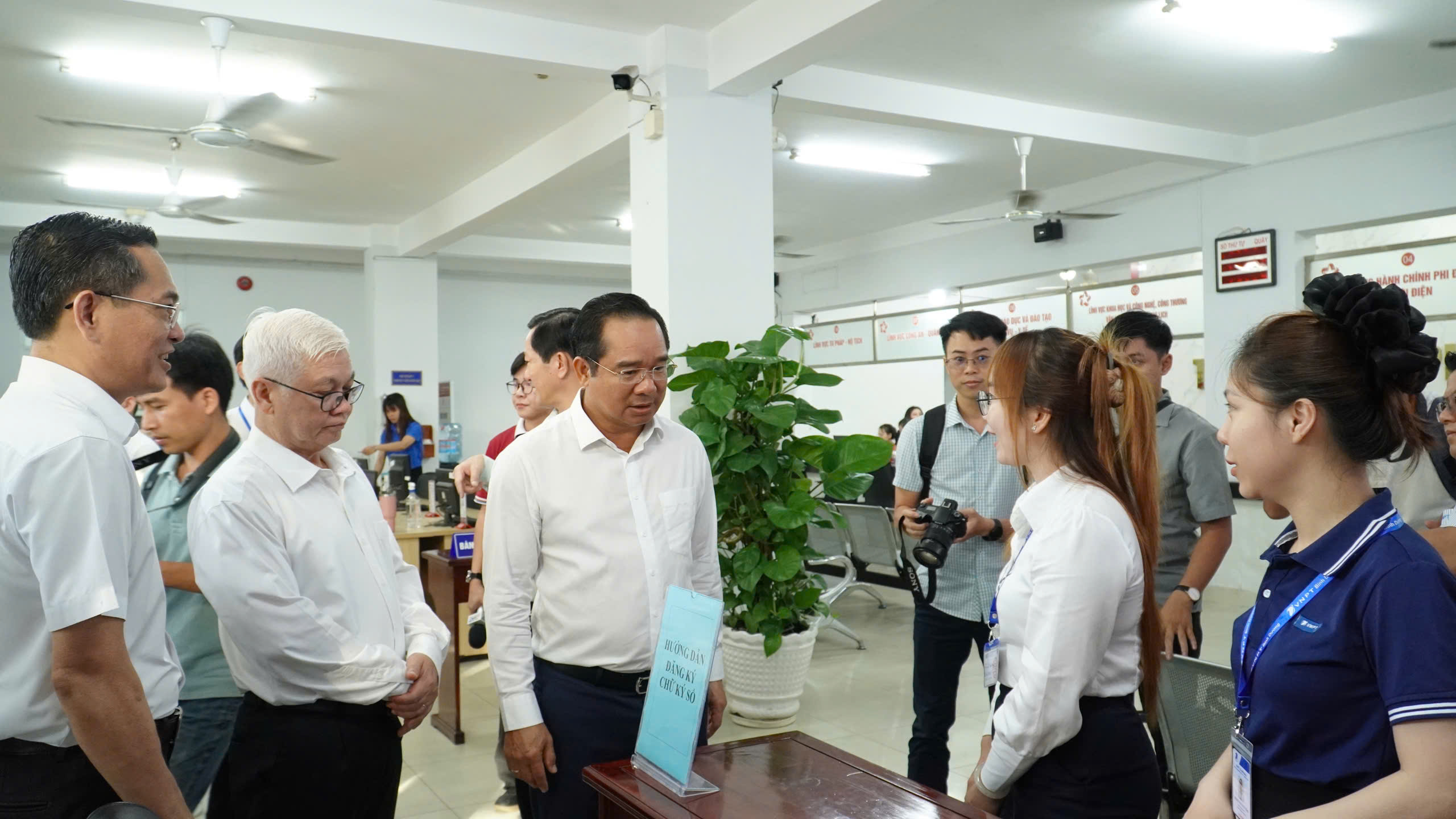 L&agrave;m việc với phường đ&ocirc;ng d&acirc;n nhất, Chủ tịch UBND TP HCM n&ecirc;u r&otilde; 4 nhiệm vụ quan trọng - Ảnh 1.
