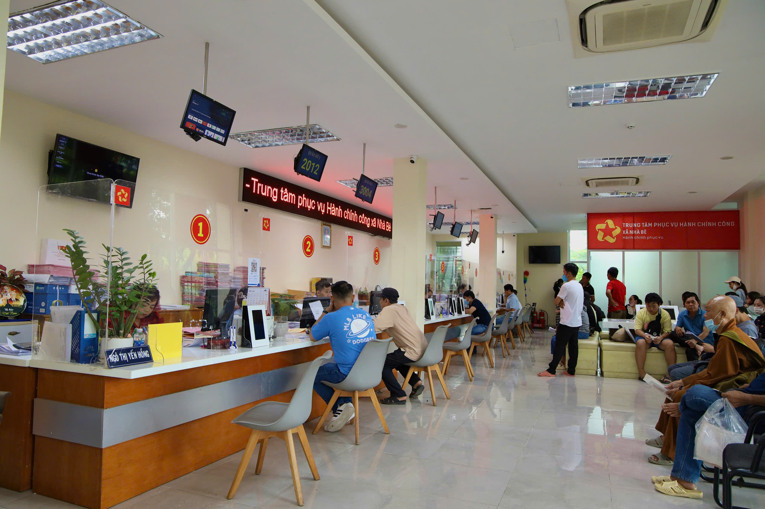 Những h&igrave;nh ảnh tại nhiều phường mới ở TP HCM trong ng&agrave;y đầu ti&ecirc;n l&agrave;m việc- Ảnh 10.