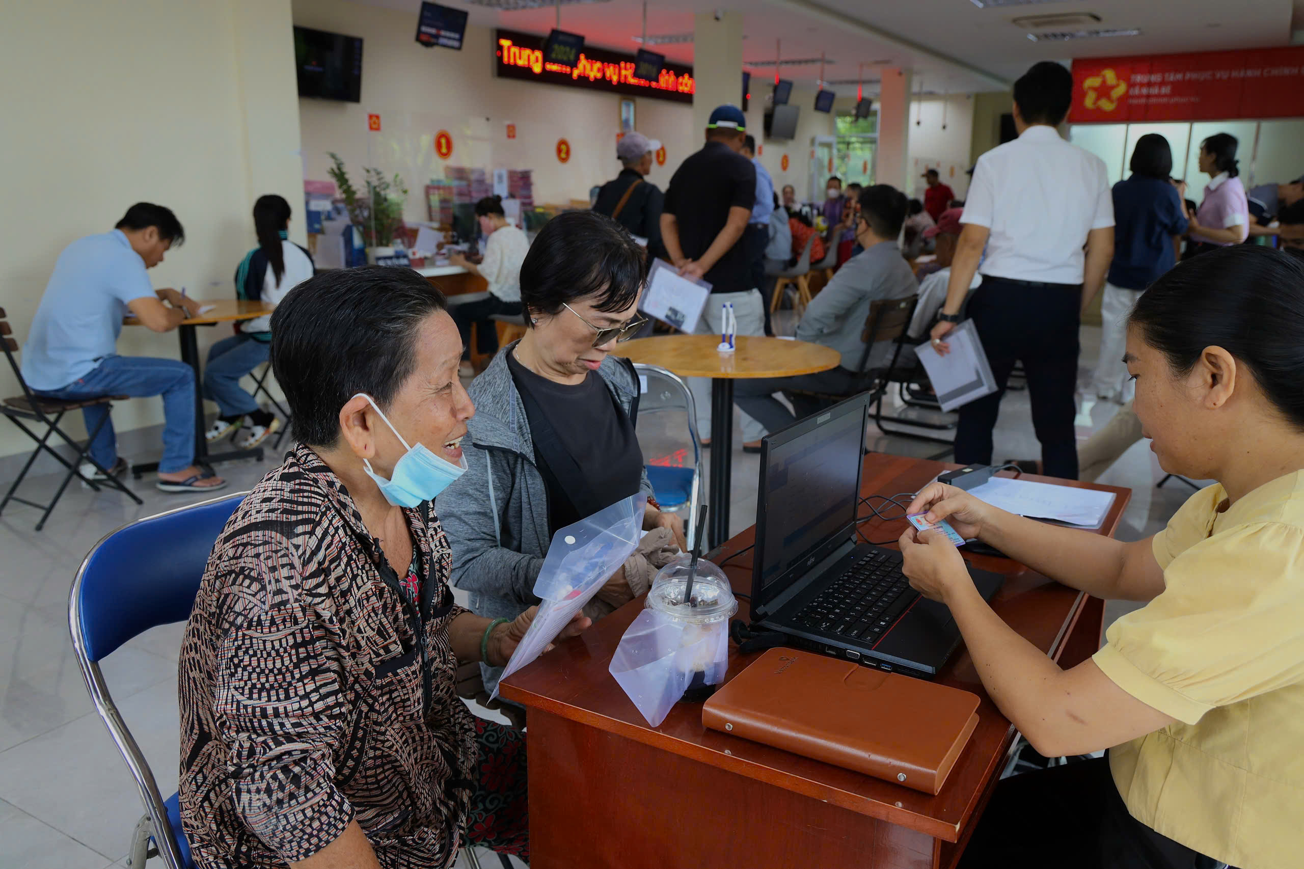 Những h&igrave;nh ảnh tại nhiều phường mới ở TP HCM trong ng&agrave;y đầu ti&ecirc;n l&agrave;m việc- Ảnh 11.