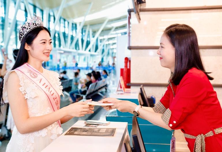 T&acirc;n Hoa hậu Việt Nam bay c&ugrave;ng Vietjet tr&ecirc;n h&agrave;nh tr&igrave;nh đầu ti&ecirc;n sau lễ đăng quang- Ảnh 2.