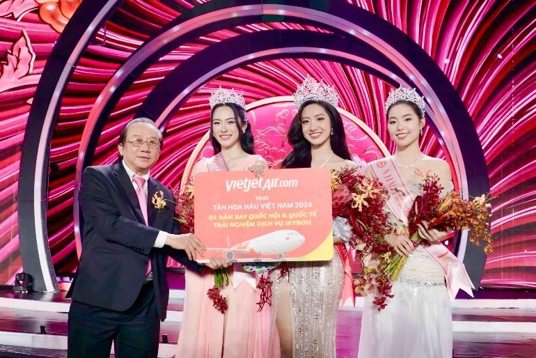 T&acirc;n Hoa hậu Việt Nam bay c&ugrave;ng Vietjet tr&ecirc;n h&agrave;nh tr&igrave;nh đầu ti&ecirc;n sau lễ đăng quang- Ảnh 6.