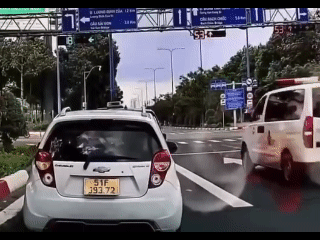 Va chạm giữa xe cứu thương v&agrave; xe m&aacute;y ở TP HCM: Ph&aacute;p l&yacute; ra sao?- Ảnh 1.