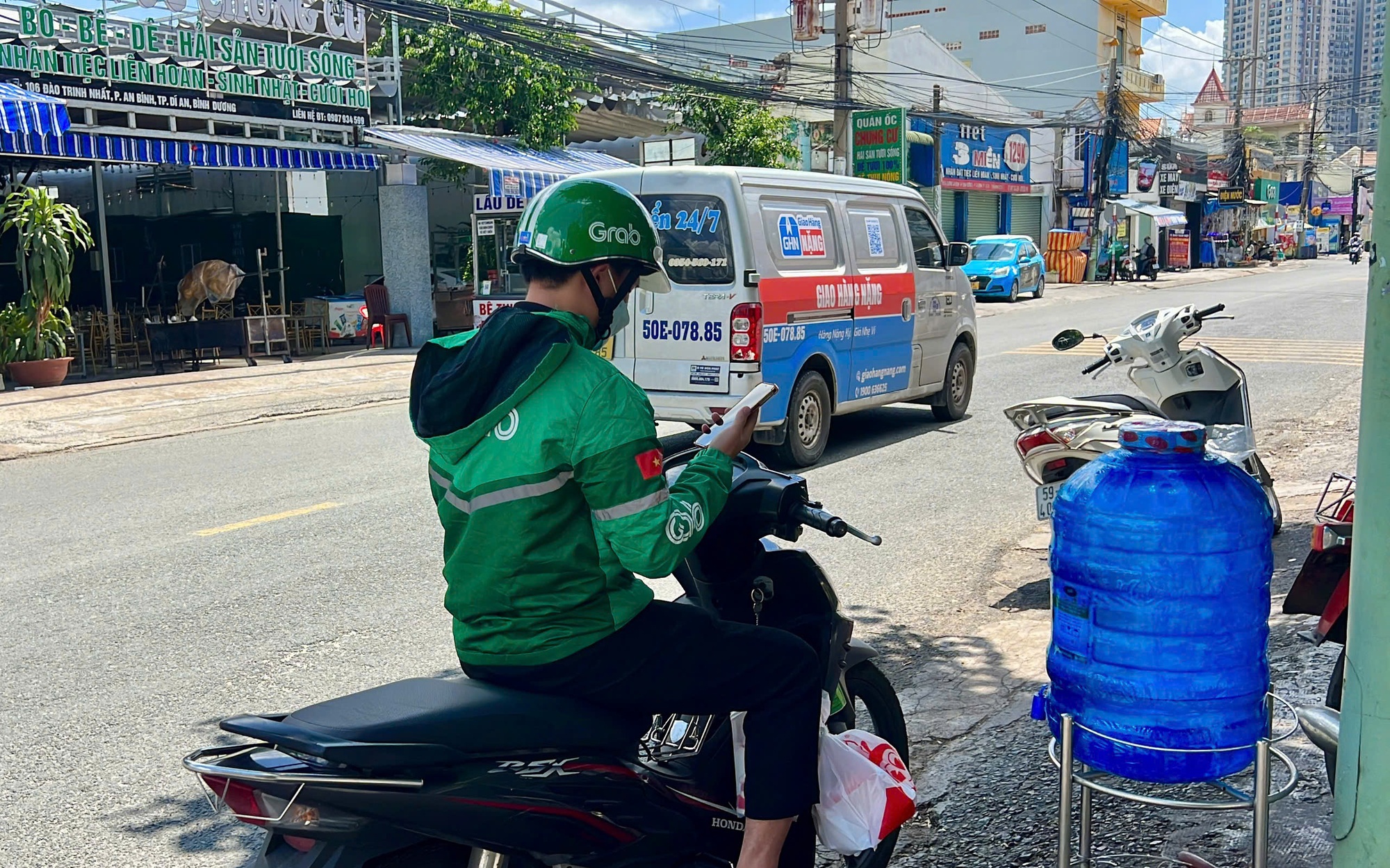 Đằng sau tay lái shipper: Thế giới mưu sinh đầy mồ hôi và nước mắt
