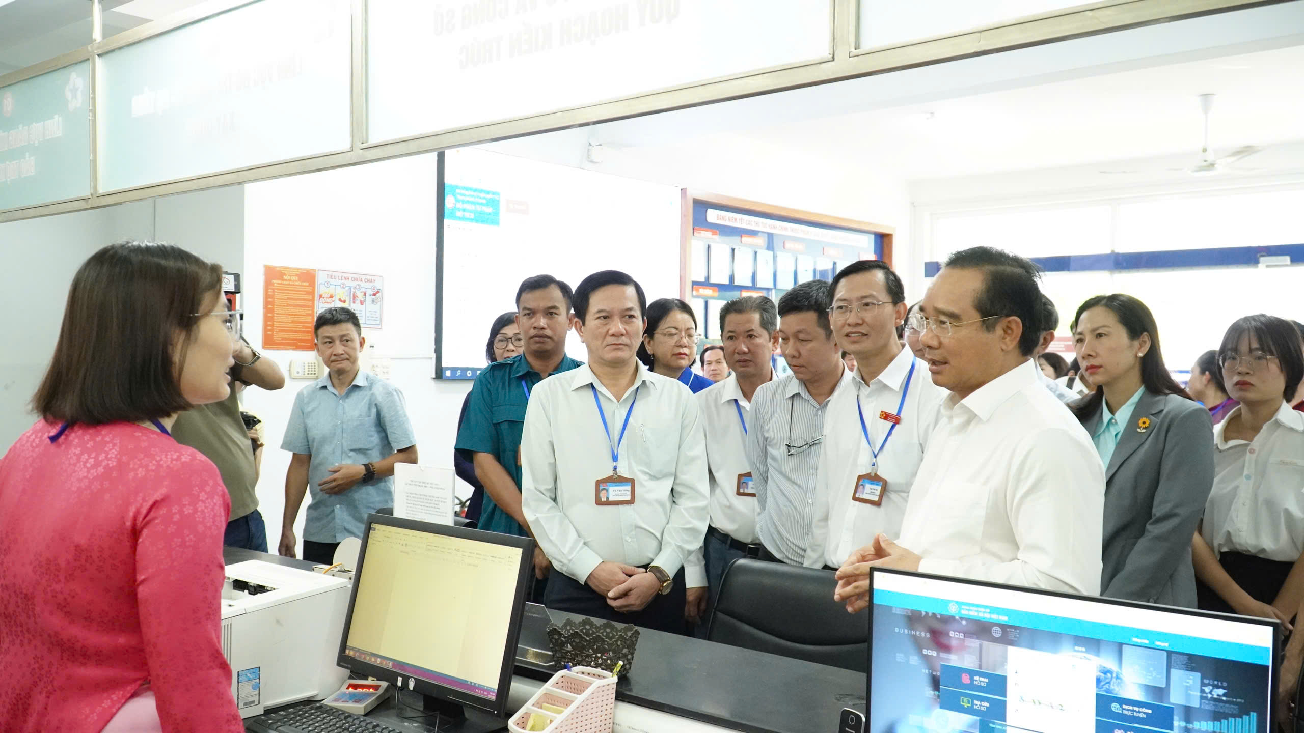 H&igrave;nh ảnh Chủ tịch UBND TP HCM Nguyễn Văn Được khảo s&aacute;t tại phường Dĩ An - Ảnh 4.