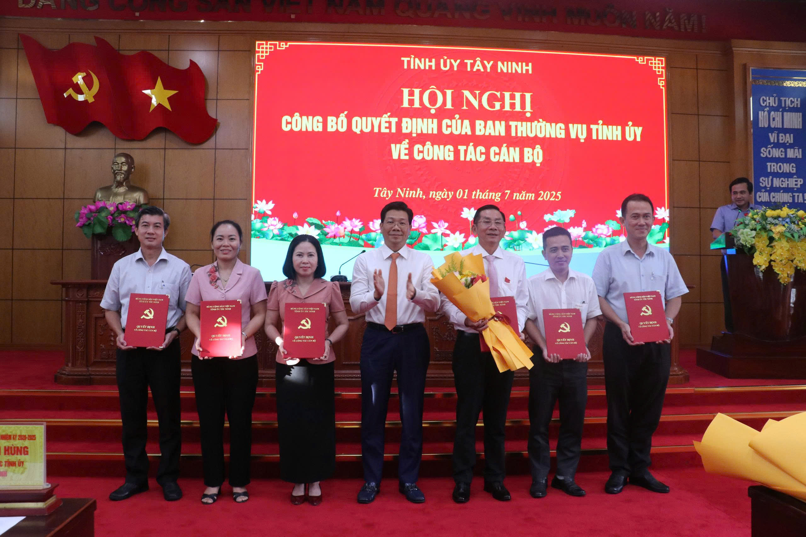 Sau hợp nhất, tỉnh T&acirc;y Ninh mới c&ocirc;ng bố nhiều quyết định về c&aacute;n bộ- Ảnh 5.