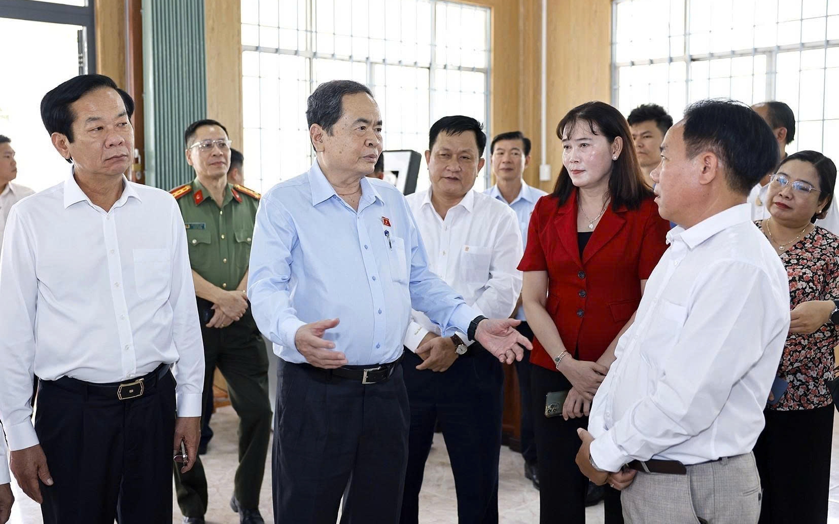 Cấp tập đưa "B&igrave;nh d&acirc;n học vụ số" đến với từng người d&acirc;n Đắk Lắk- Ảnh 4.