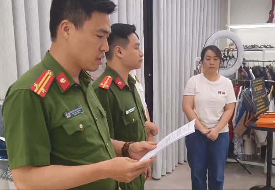 Bán đồ xa xỉ online doanh thu hơn 834 tỉ đồng nhưng trốn thuế, Thu Hường bị bắt
- Ảnh 1.
