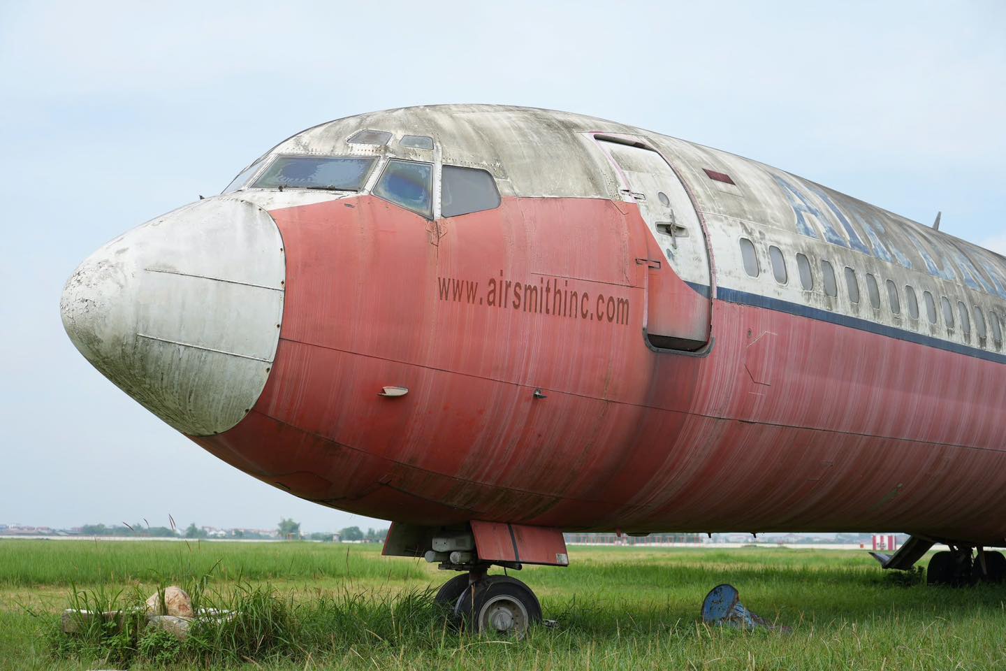 Cận cảnh m&aacute;y bay Boeing bị "bỏ rơi" 18 năm tại Nội B&agrave;i- Ảnh 8.