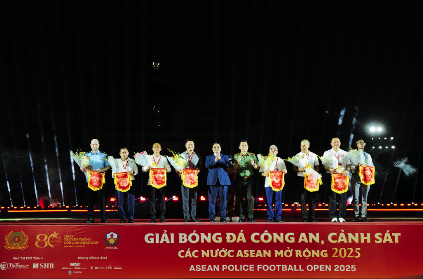 Gần 600 học vi&ecirc;n cảnh s&aacute;t đồng diễn trống hội tại SVĐ H&agrave;ng Đẫy- Ảnh 3.