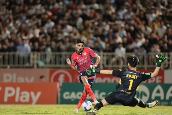 Cầu thủ nước ngo&agrave;i gi&uacute;p n&acirc;ng tầm V-League?- Ảnh 1.