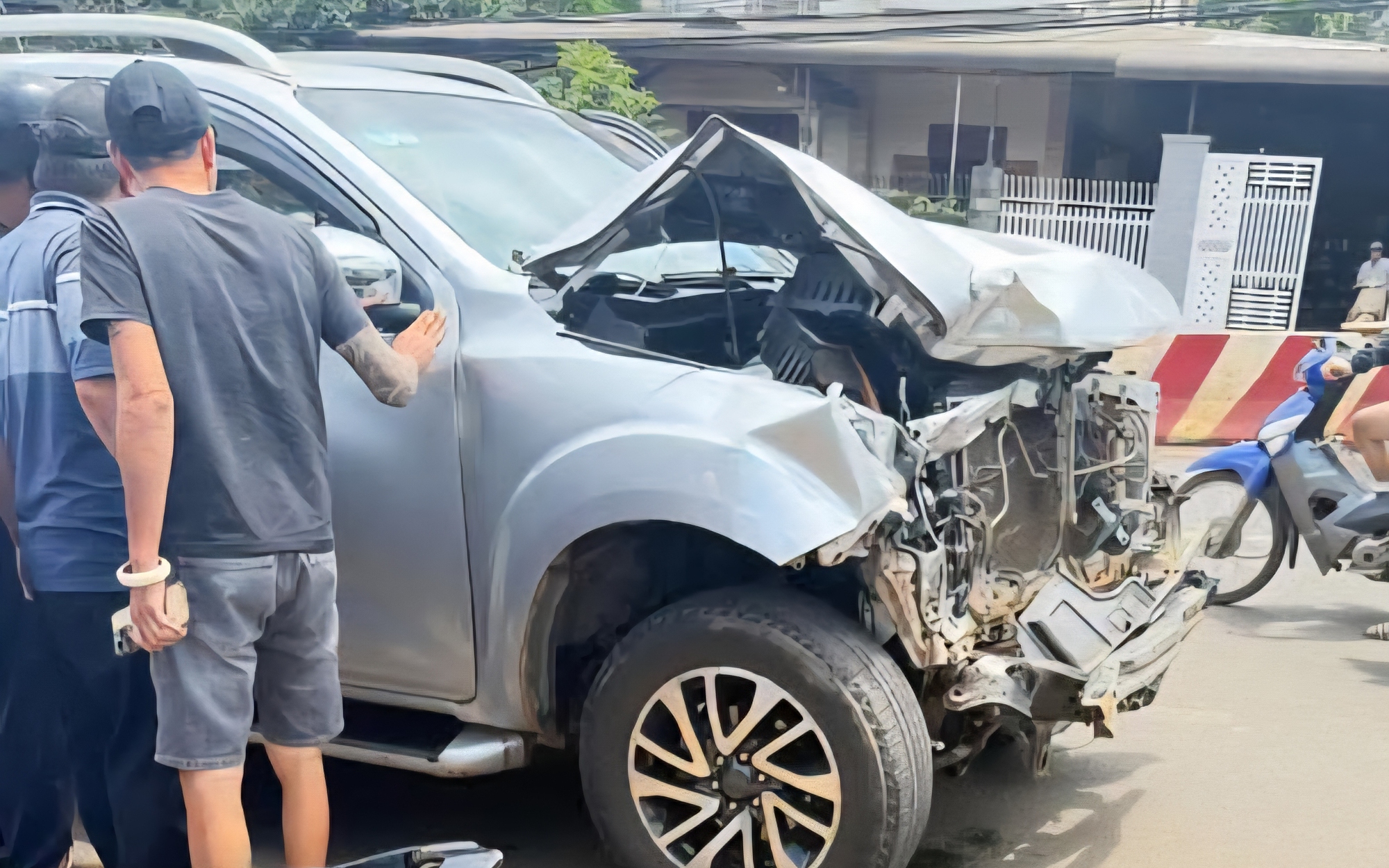 Người d&acirc;n bắt giữ t&agrave;i xế xe b&aacute;n tải g&acirc;y tai nạn li&ecirc;n ho&agrave;n rồi chạy khỏi hiện trường- Ảnh 2.