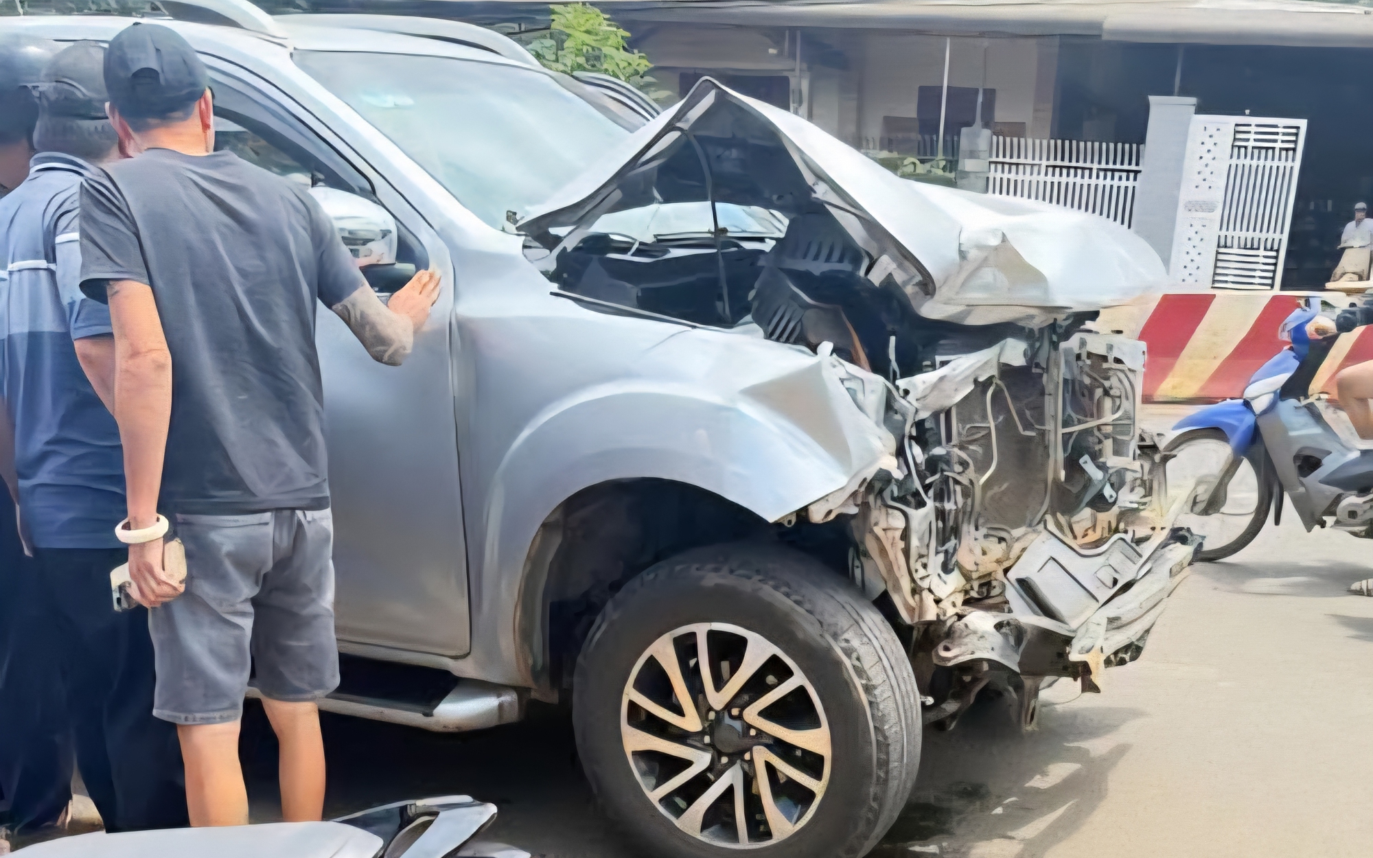Người dân bắt giữ tài xế xe bán tải gây tai nạn liên hoàn rồi chạy khỏi hiện trường