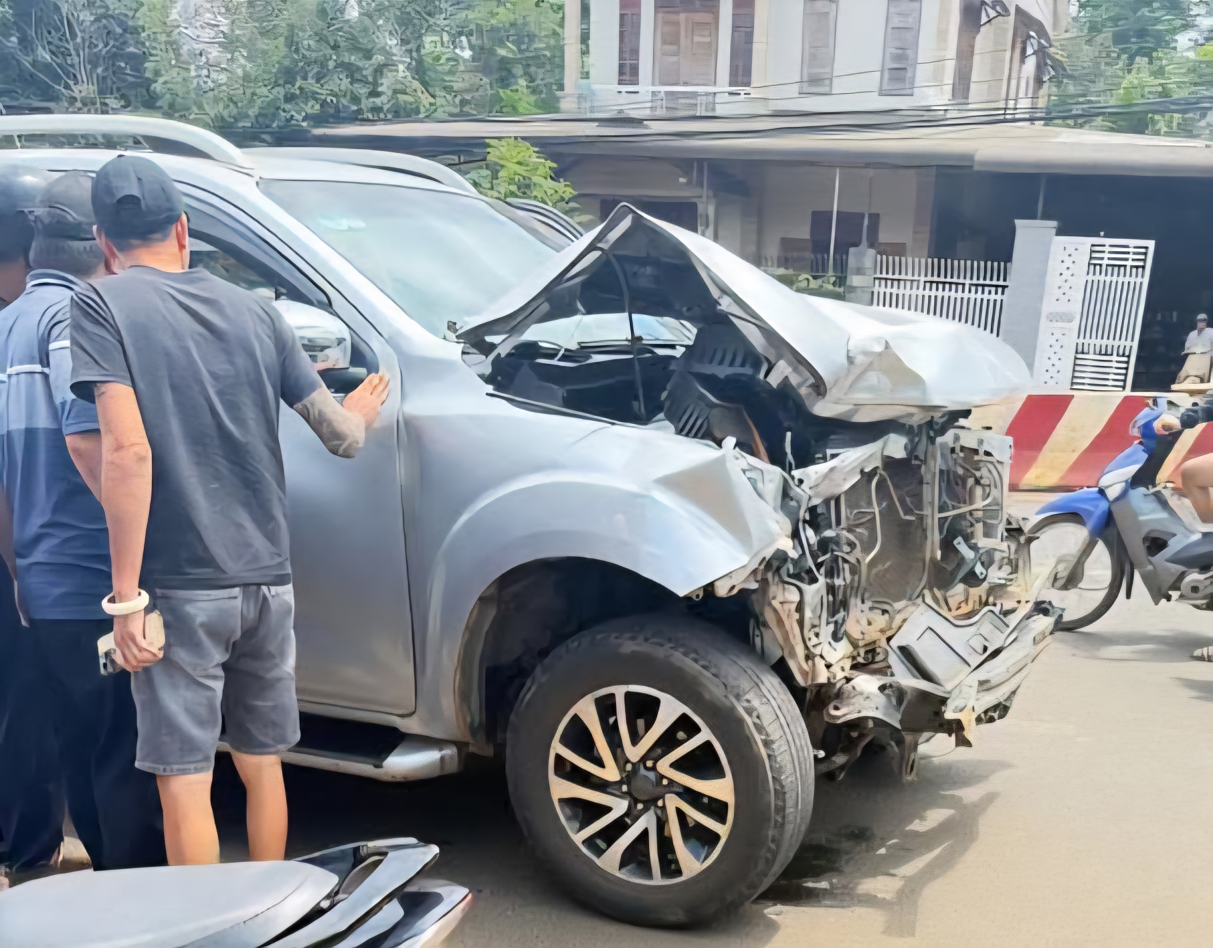 Người d&acirc;n bắt giữ t&agrave;i xế xe b&aacute;n tải g&acirc;y tai nạn li&ecirc;n ho&agrave;n rồi chạy khỏi hiện trường- Ảnh 1.