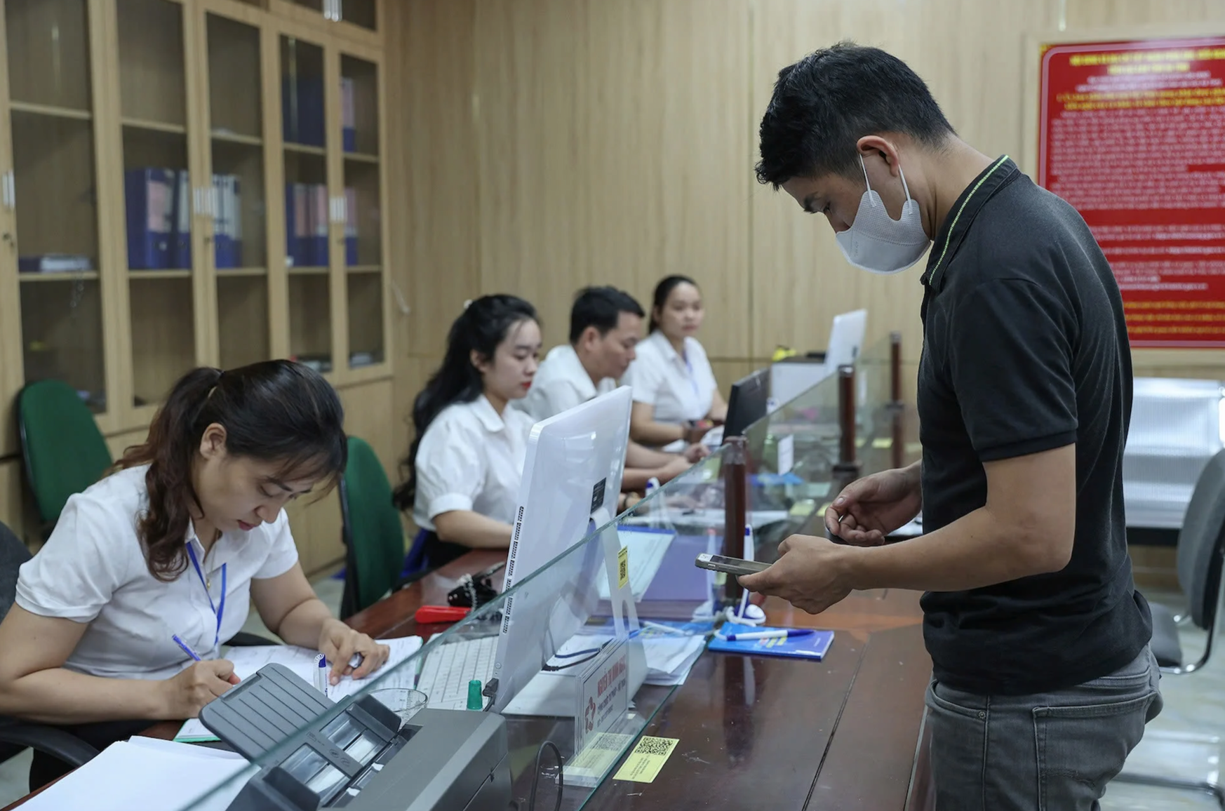 Giữ nguy&ecirc;n lương, phụ cấp 6 th&aacute;ng cho c&aacute;n bộ sau sắp xếp- Ảnh 1.