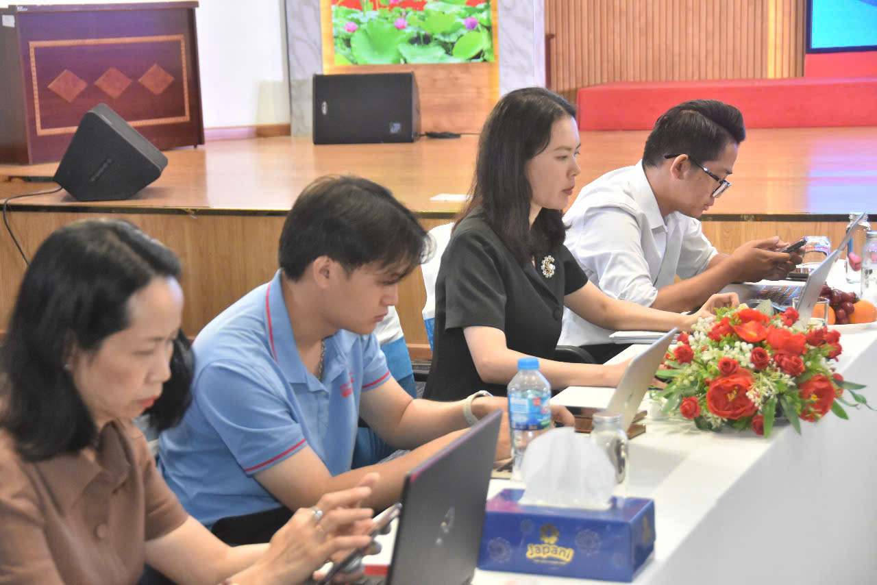 Giao lưu trực tuyến về Luật BHYT sửa đổi: Vững tin v&agrave;o trụ cột an sinh x&atilde; hội - Ảnh 12.