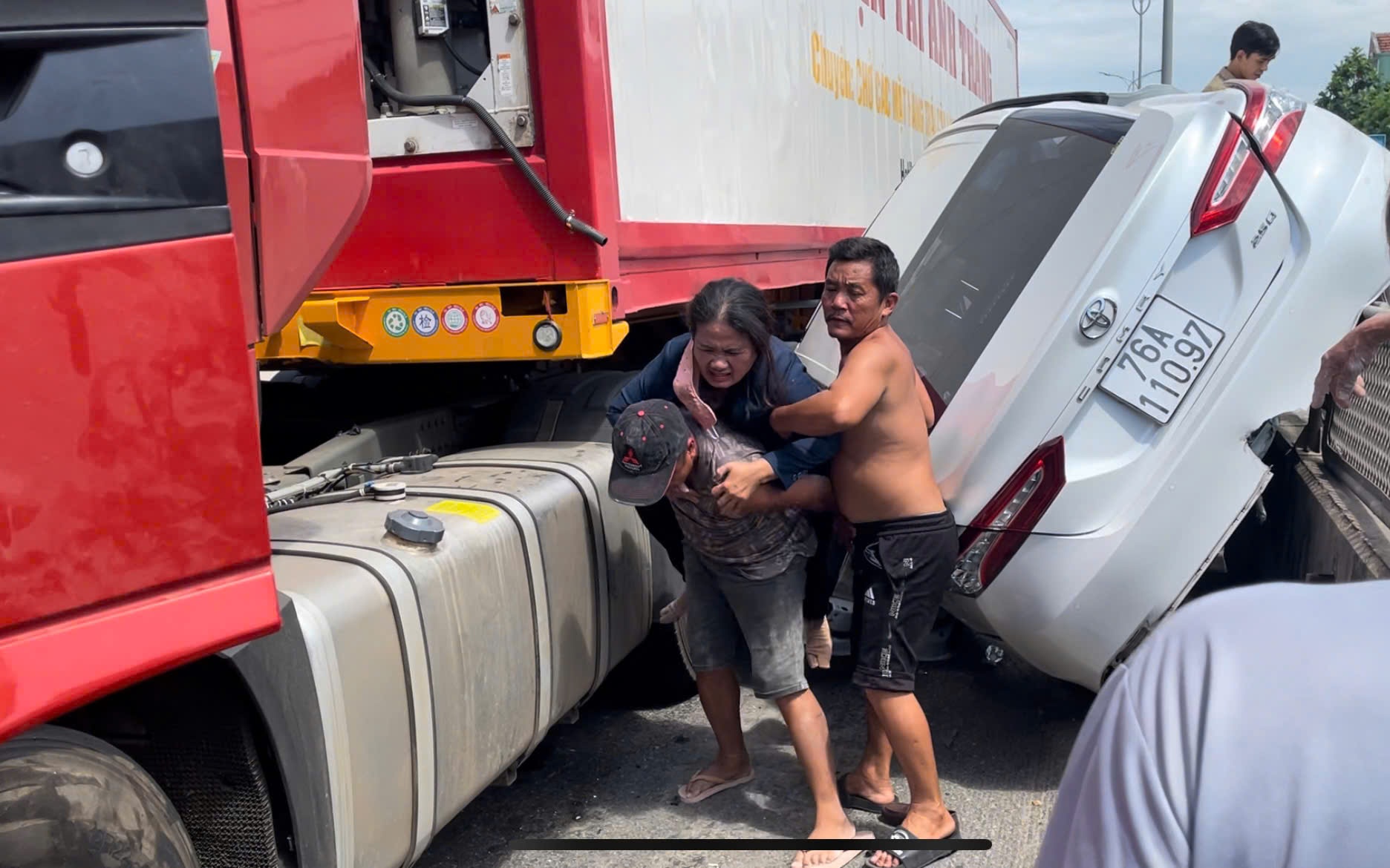Kinh hãi xe container  “kẹp” ô tô con trên Quốc lộ 1