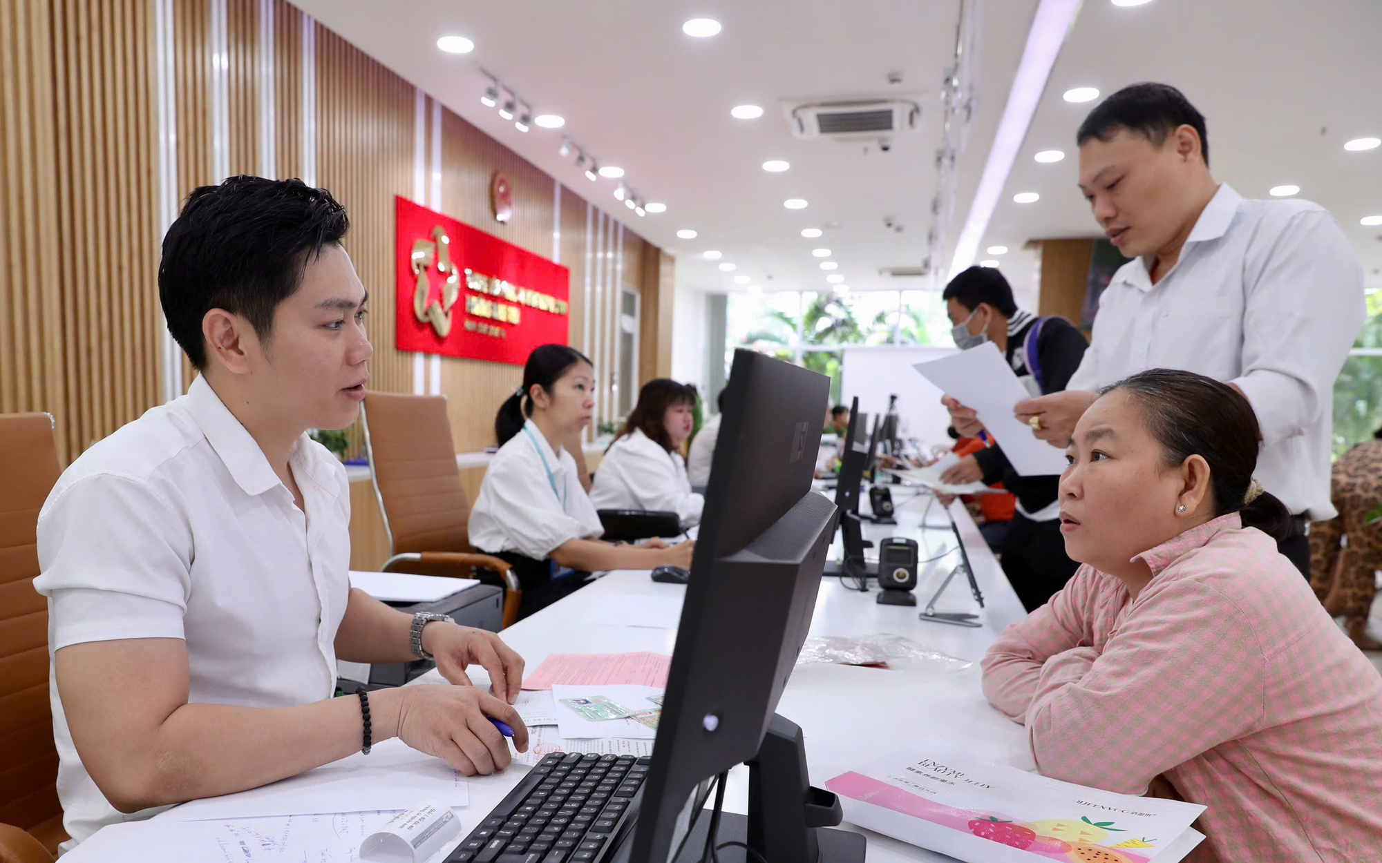 TP HCM ra văn bản khẩn: Tạm dừng tổ chức đoàn đi công tác nước ngoài