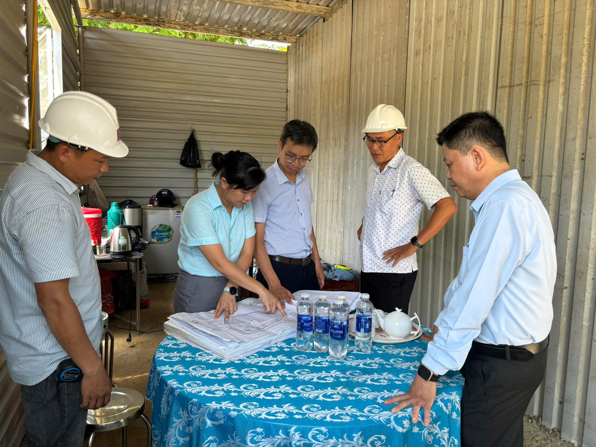 Nữ chủ tịch phường xắn tay &aacute;o gi&uacute;p d&acirc;n dời rạp cưới- Ảnh 1.