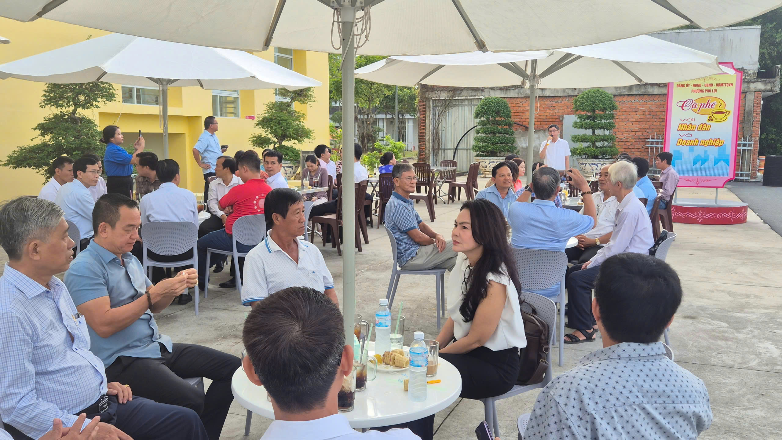 "Cà phê sáng" để gần, sát dân hơn- Ảnh 1.