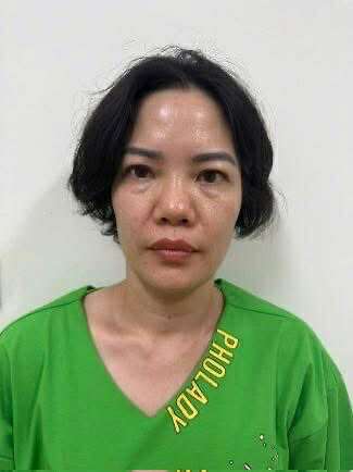 Tạm giữ nh&oacute;m "c&ograve; mồi" tại cổng Bệnh viện phụ sản Trung ương- Ảnh 1.