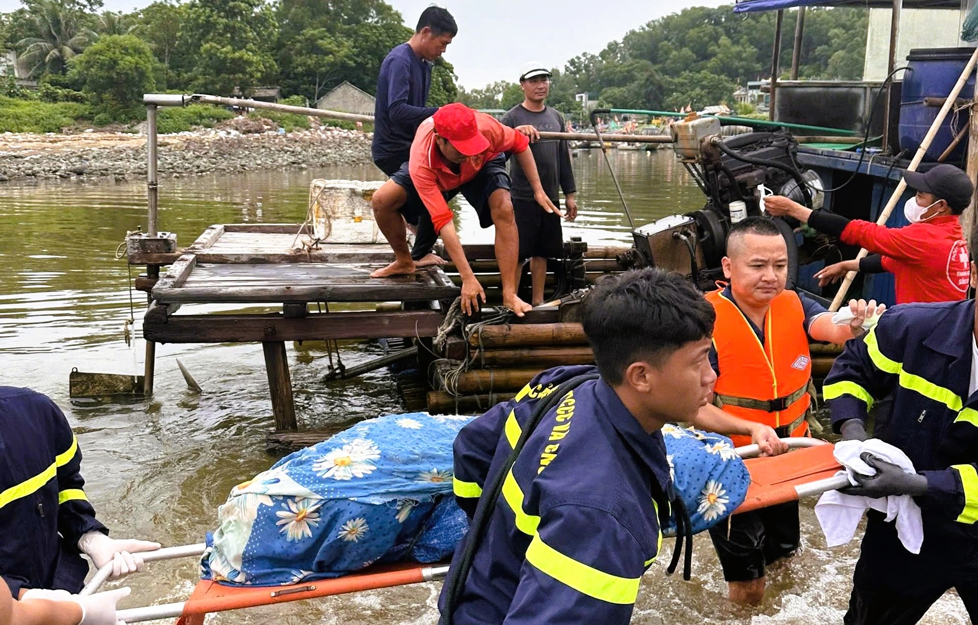 Mất tích khi tắm biển Sầm Sơn, thi thể bé trai vướng lưới ngư dân ở đảo Mê- Ảnh 1.