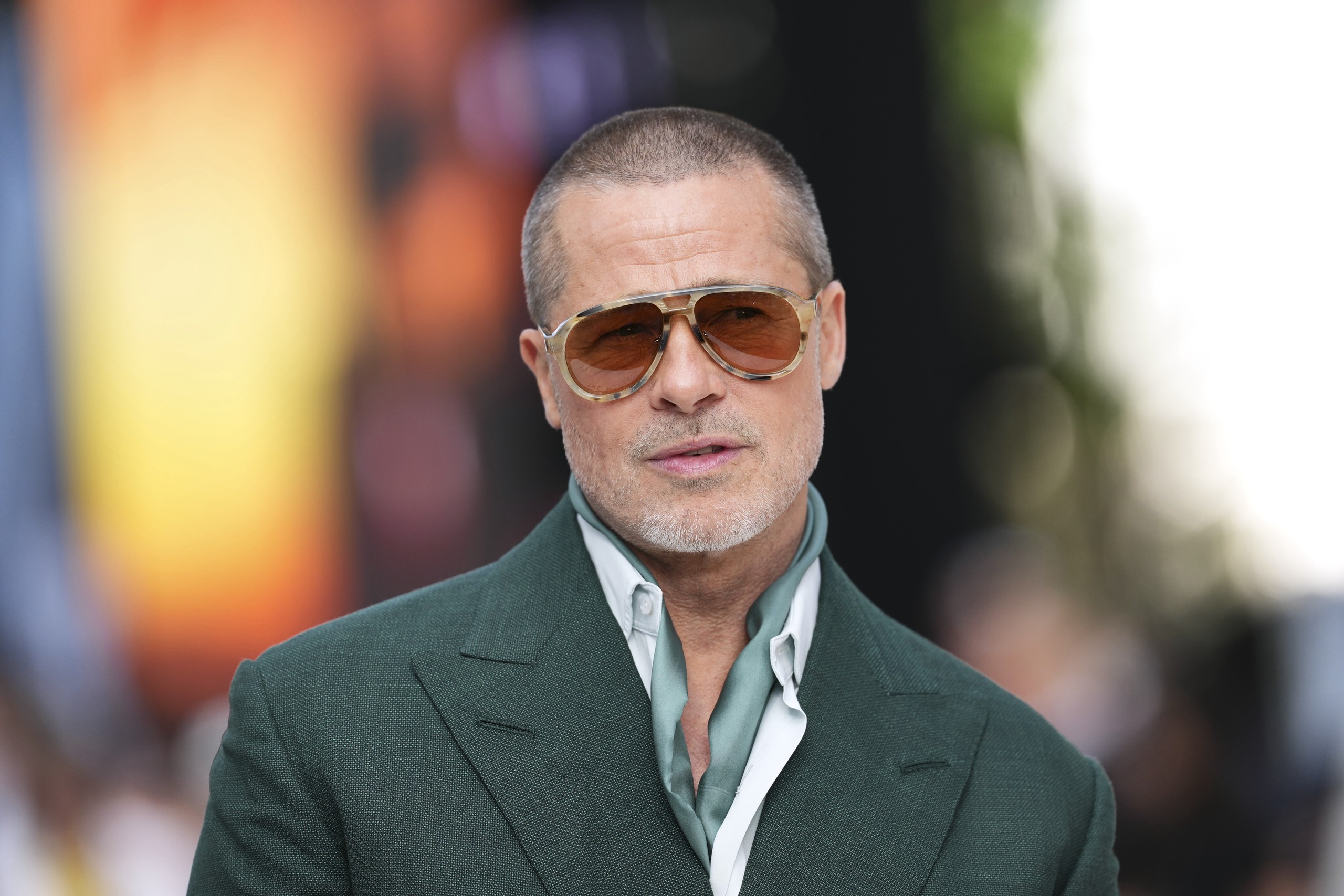 "Đôi bạn thân" Brad Pitt, George Clooney vào tốp nóng bỏng - Ảnh 1.