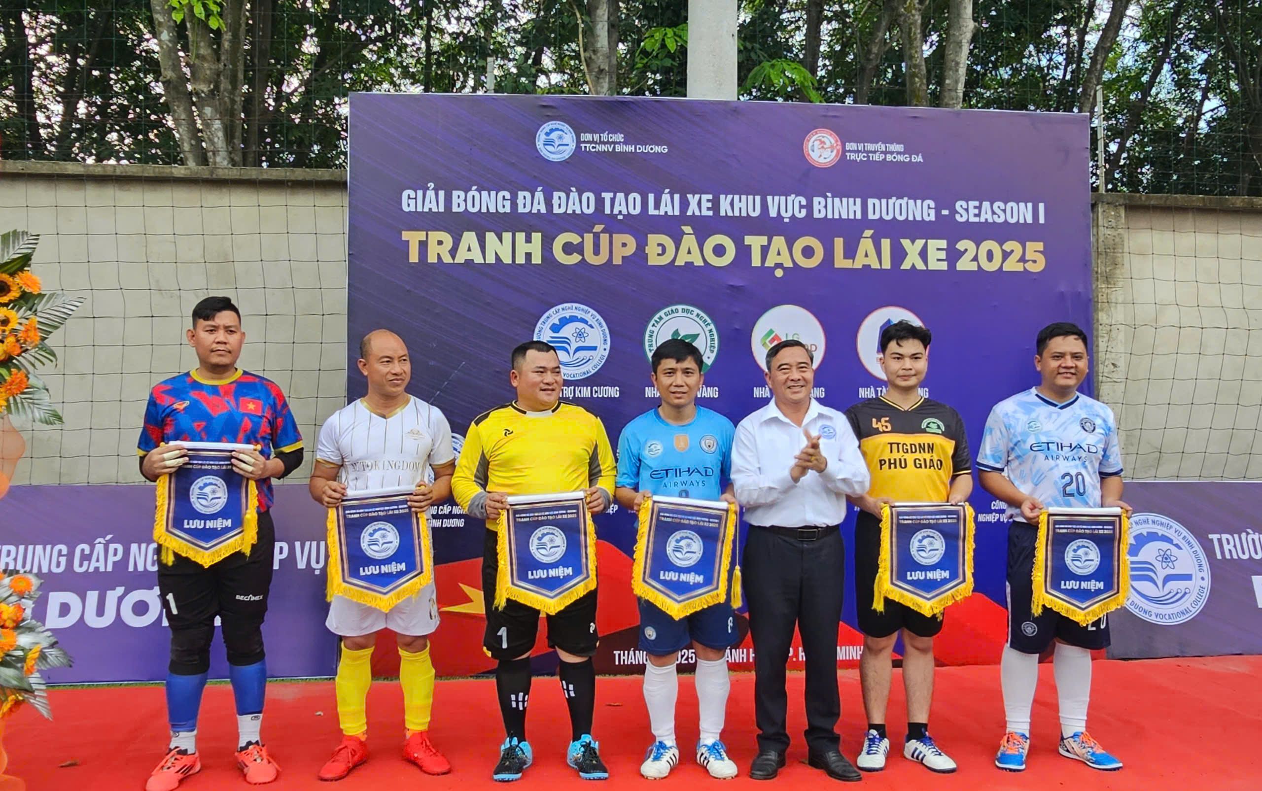 S&ocirc;i động giải b&oacute;ng đ&aacute; d&agrave;nh cho c&aacute;c trung t&acirc;m gi&aacute;o dục nghề nghiệp ở TP HCM- Ảnh 1.