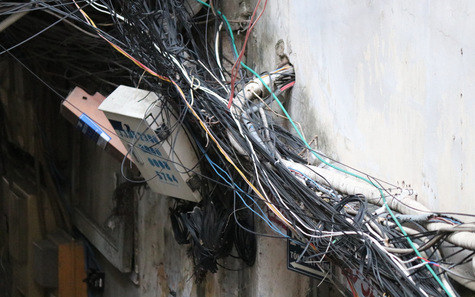 Người dân TP HCM tháo dỡ "chuồng cọp" sau vụ cháy chung cư Độc Lập - Ảnh 2.