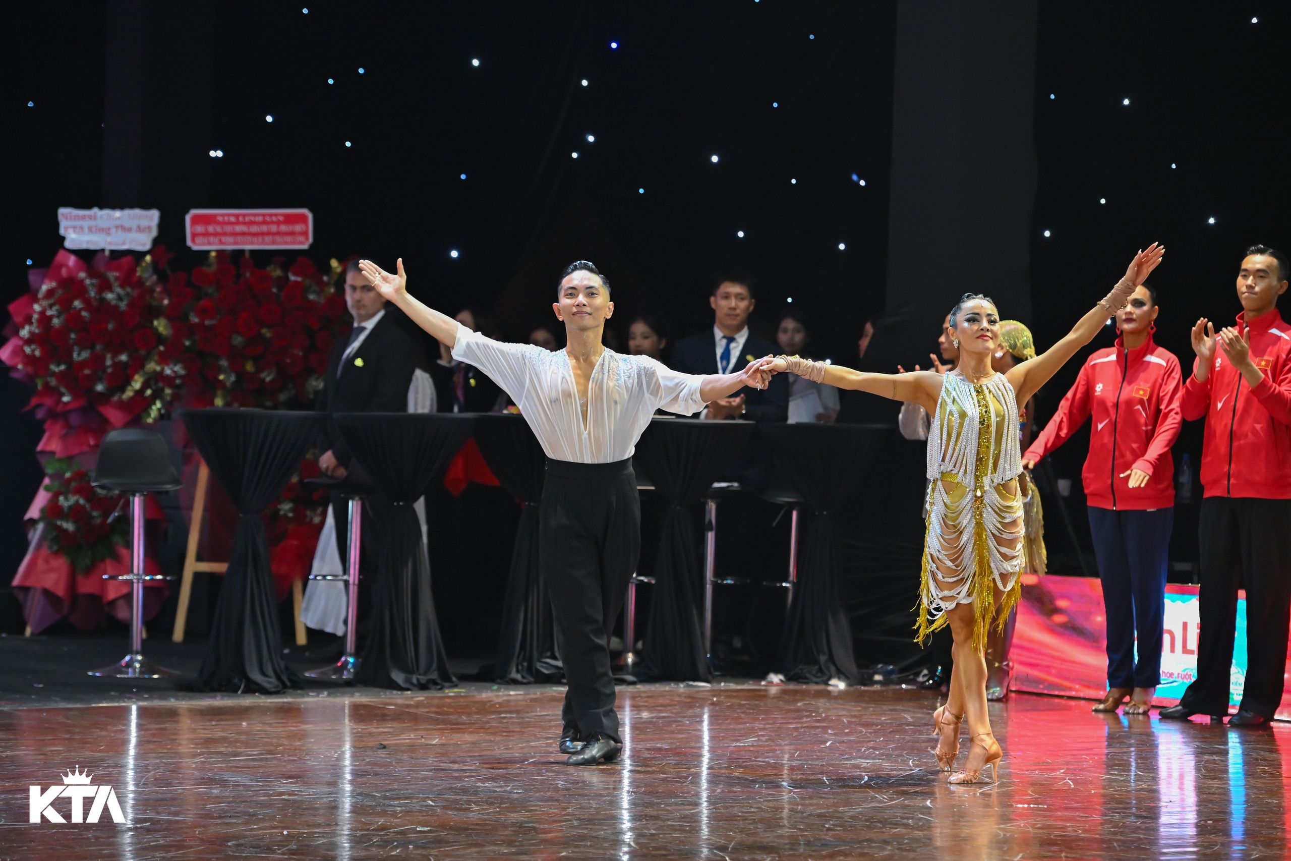 Cặp đ&ocirc;i Phan Hiển, Thu Hương đoạt c&uacute; ăn 3 tại Giải Dancesport Festival 2025 - Ảnh 1.