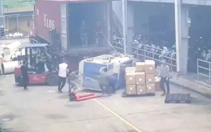 VIDEO: Kiện hàng từ trên xe container rơi xuống đè 2 người thương vong
