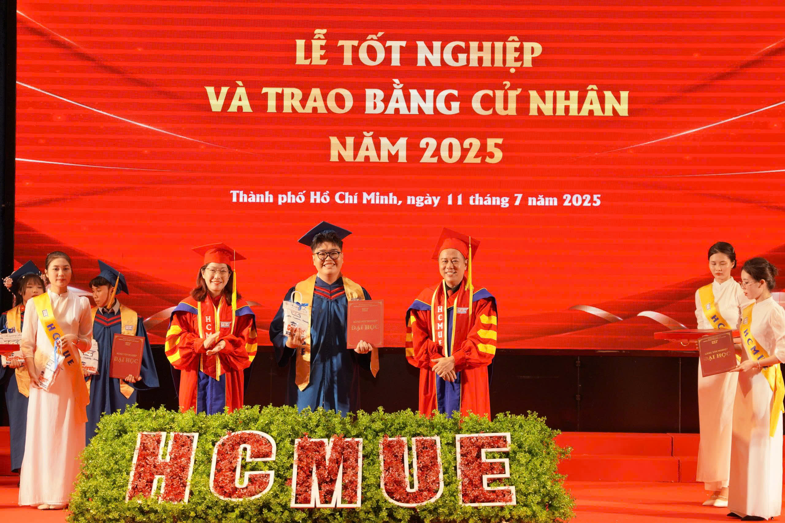 Hiệu trưởng Trường ĐH Sư phạm TP HCM gửi th&ocirc;ng điệp &yacute; nghĩa đến t&acirc;n cử nh&acirc;n- Ảnh 1.