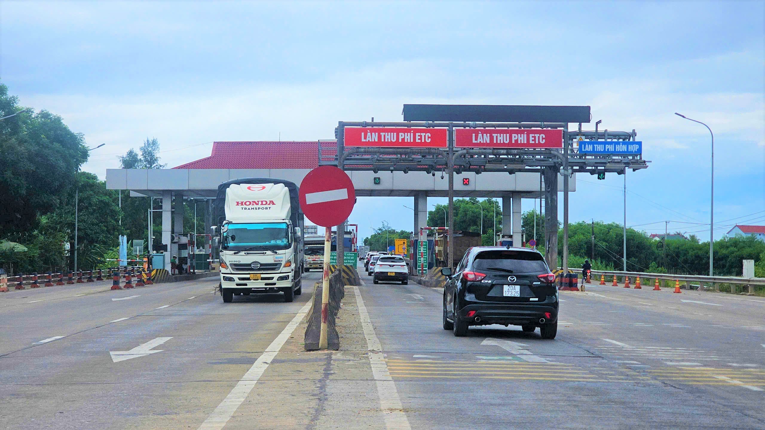 Hơn 1.300 cán bộ đi làm xa sau sáp nhập, Quảng Trị xin giảm phí BOT Quán Hàu - Ảnh 1.