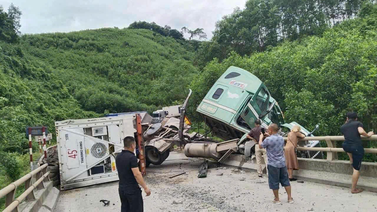 Xe container lật tr&ecirc;n Quốc lộ 12A g&acirc;y t&ecirc; liệt giao th&ocirc;ng giữa trưa nắng - Ảnh 1.