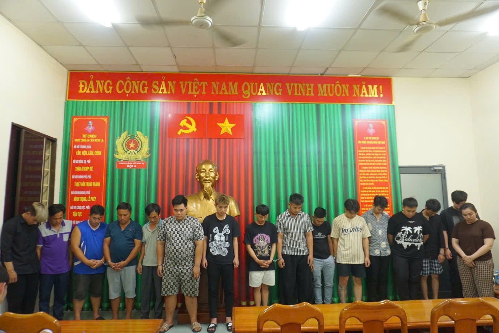 C&ocirc;ng an TP HCM triệt ph&aacute; băng nh&oacute;m Bu&ocirc;n b&aacute;n kh&iacute; cười , tạm giữ 31 đối tượng - Ảnh 4.