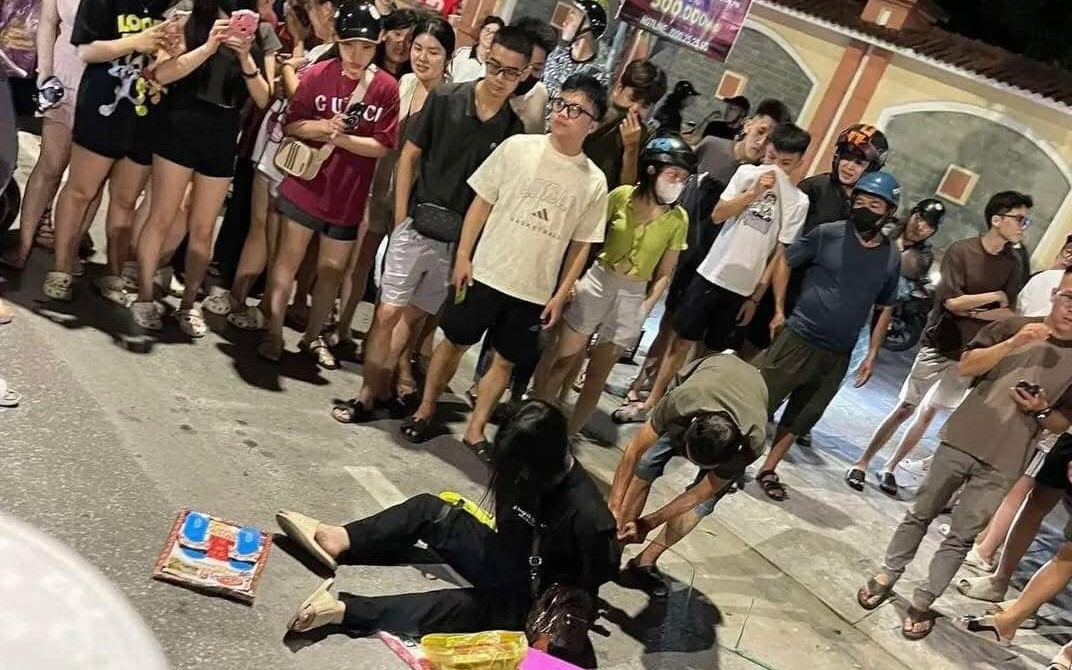 VIDEO: Cô gái trẻ liên tục đập bàn ghế, phá cây ATM