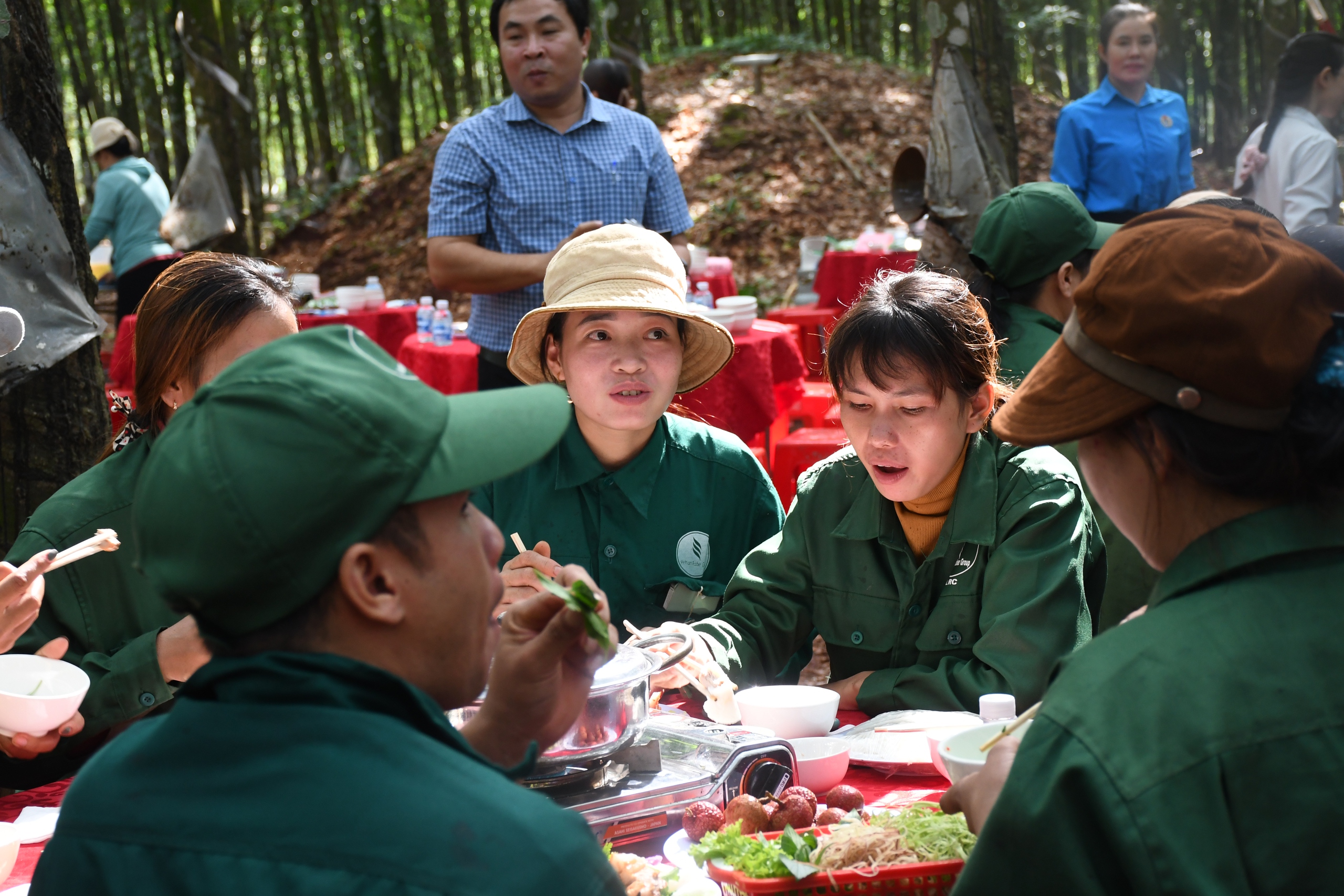 Ấm áp "Bữa cơm Công đoàn" giữa rừng Cao su Lộc Ninh - Ảnh 4.