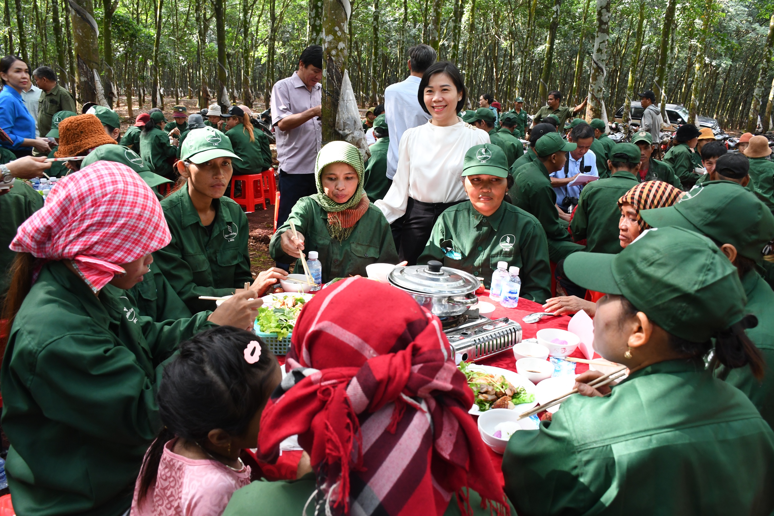 Ấm áp "Bữa cơm Công đoàn" giữa rừng Cao su Lộc Ninh - Ảnh 7.
