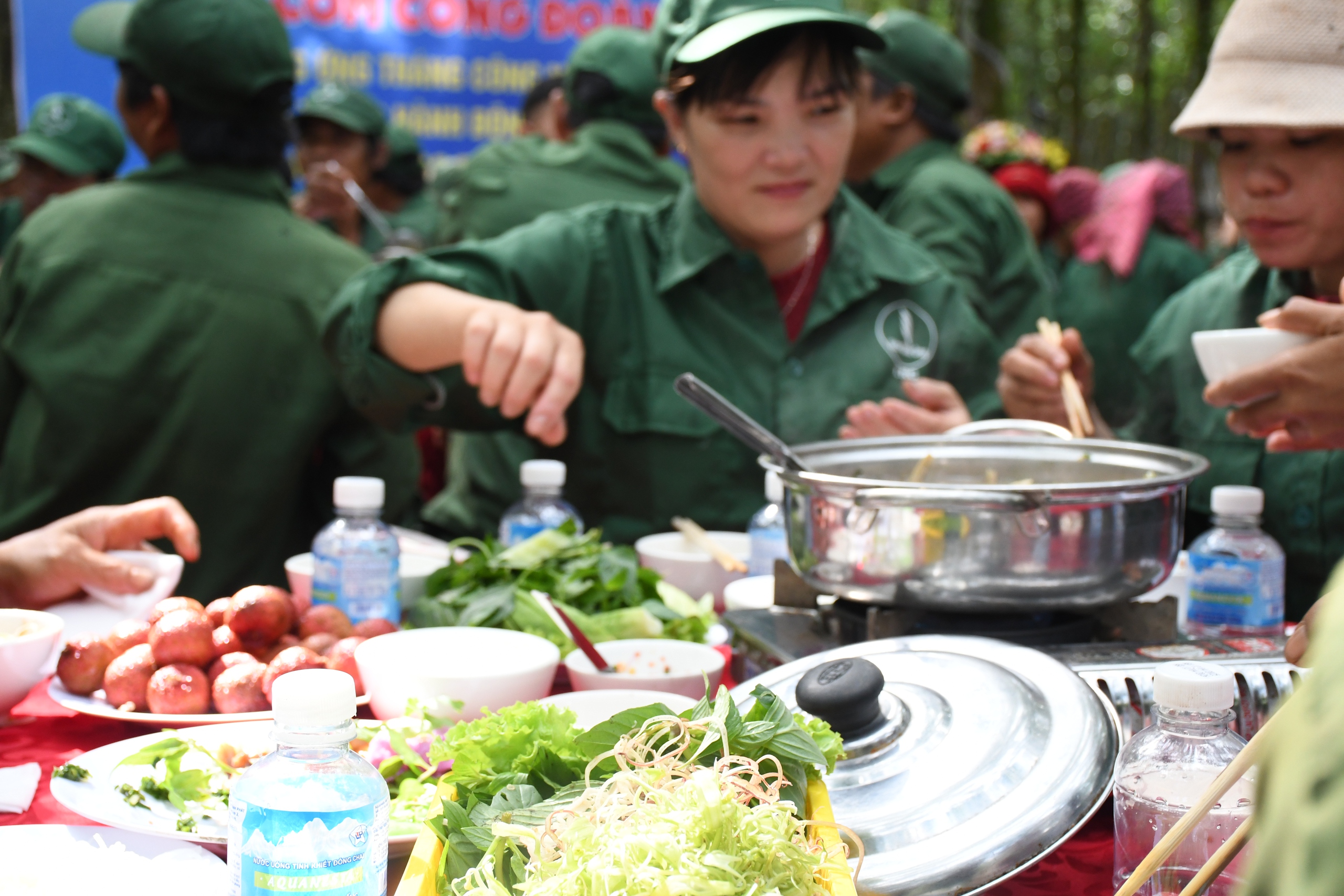 Ấm áp "Bữa cơm Công đoàn" giữa rừng Cao su Lộc Ninh - Ảnh 8.