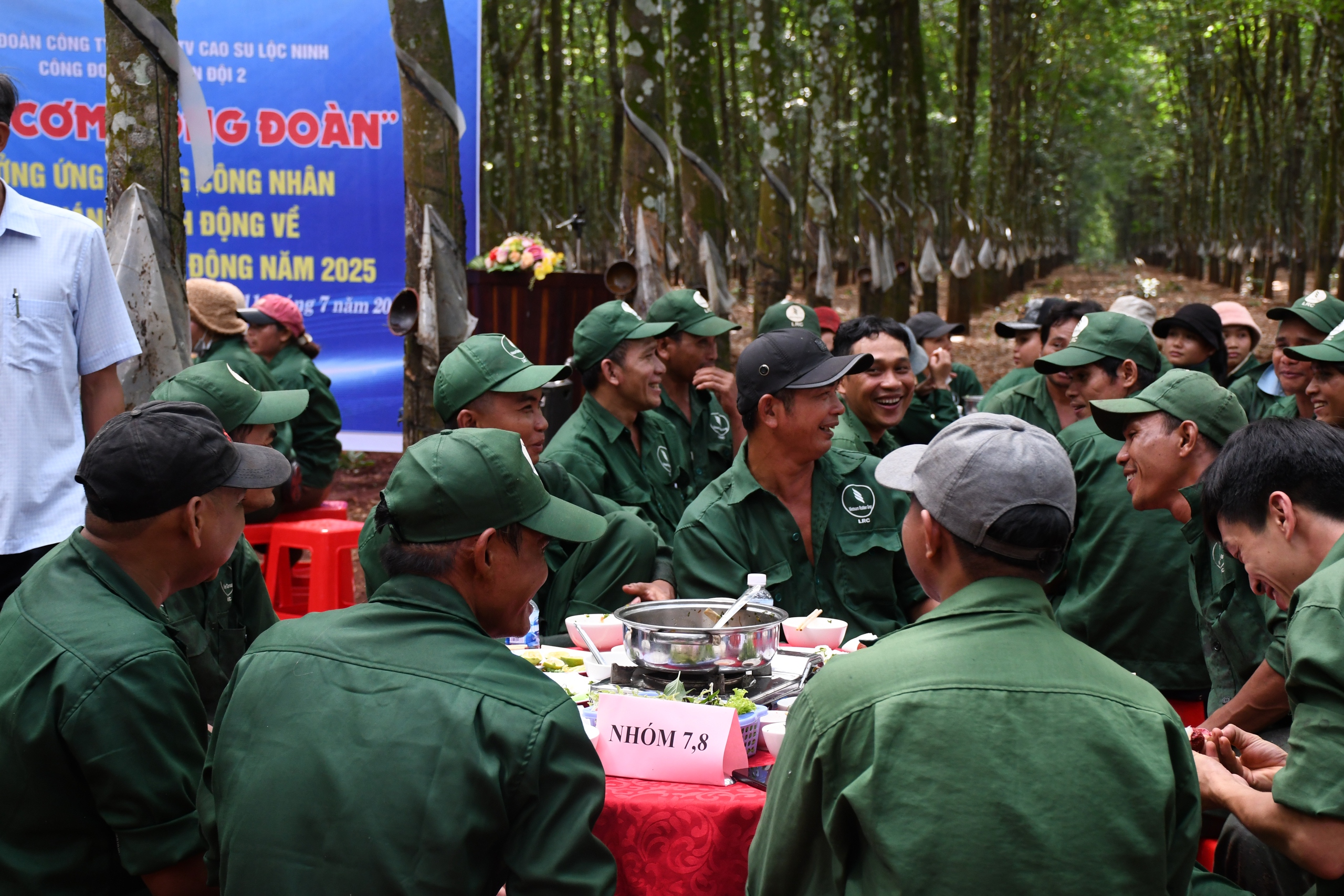 Ấm áp "Bữa cơm Công đoàn" giữa rừng Cao su Lộc Ninh - Ảnh 10.